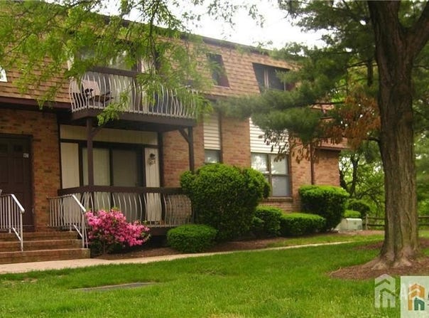 903 NO Oaks Boulevard N, North Brunswick, NJ 08902