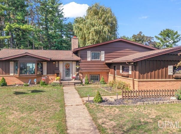 800 S Hemlock Street, Iron Mountain, MI 49801