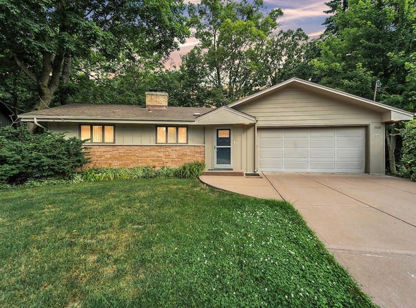 1524 Spring Valley Dr, Racine, WI 53405