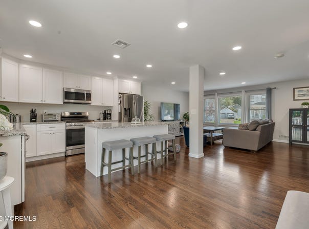 212 Freeman Street, Woodbridge, NJ 07095