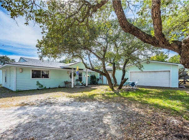 5 Circle Lake Drive, Rockport, TX 78382
