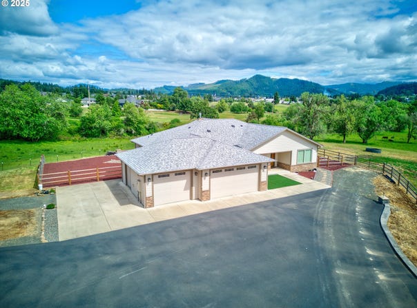910 SWALLOW AVE, Sutherlin, OR 97479