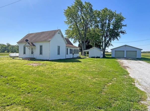 1892 County Road 1850N, Cisne, IL 62823