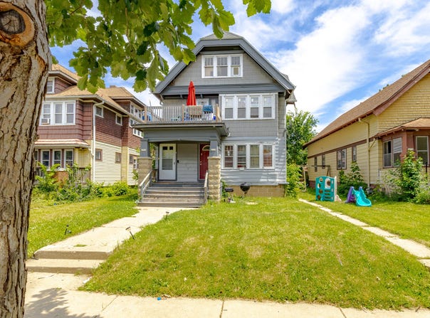 2718 N 49th St, Milwaukee, WI 53210