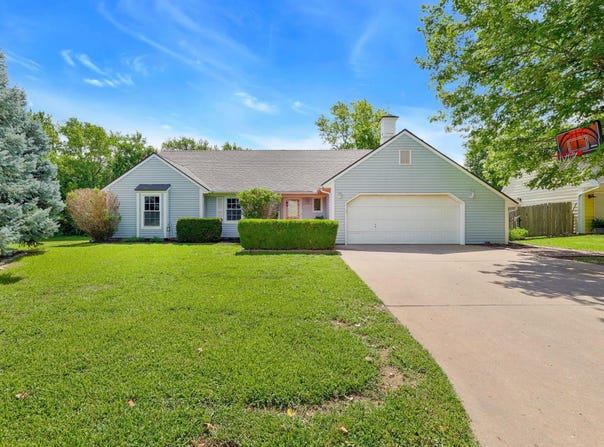 324 N Lakeside Dr, Andover, KS 67002