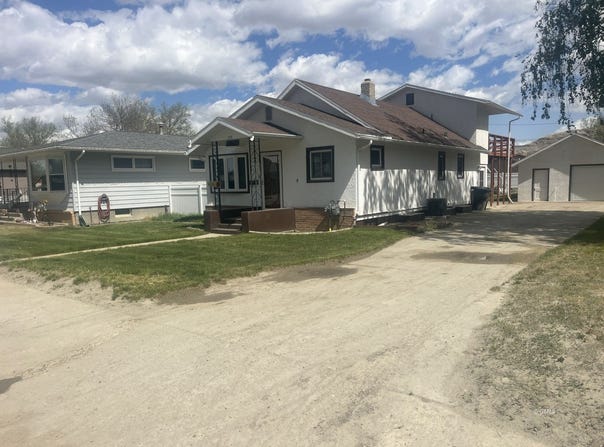 715 E Towne St, Glendive, MT 59330