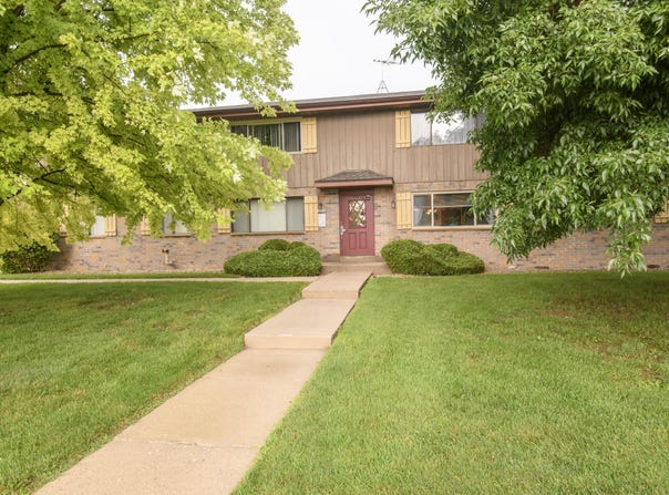 10376 W Whitnall Edge Ct, Franklin, WI 53132