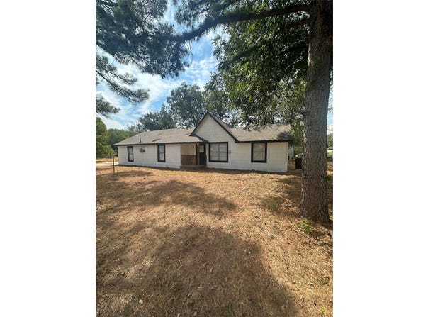 632 W Ayers Avenue, De Leon, TX 76444