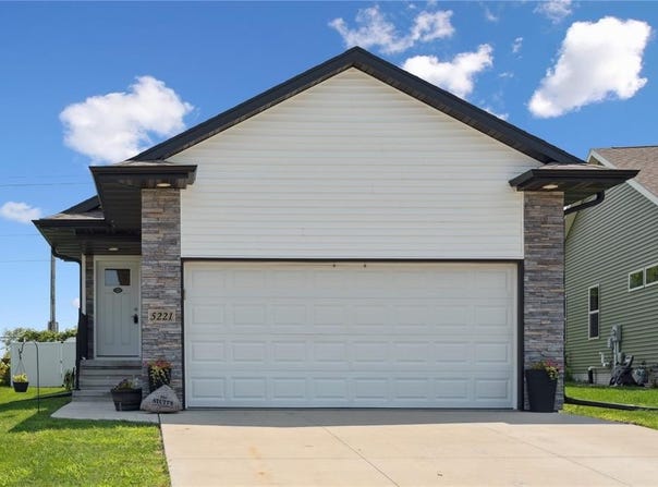 5221 Dostal Drive SW, Cedar Rapids, IA 52404