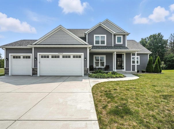 N45w22742 Charlotte Way, Pewaukee, WI 53072
