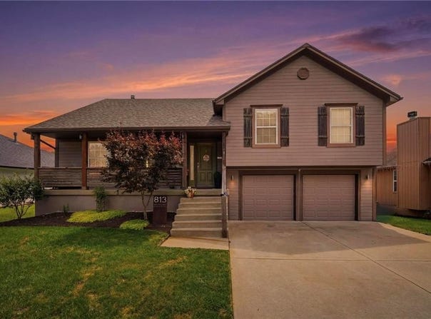 813 SW WOODLAND Drive, Grain Valley, MO 64029