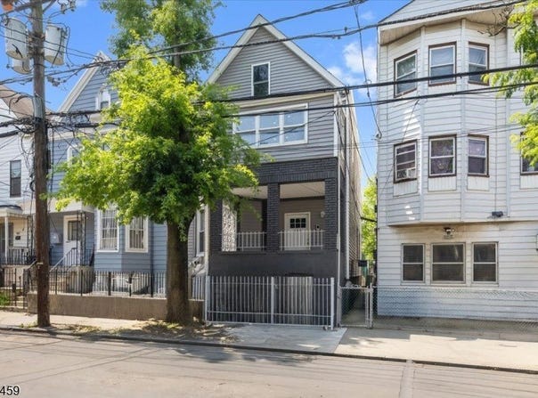 164 Parker St, Newark City, NJ 07104-1111