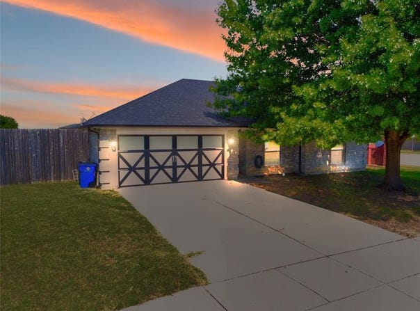 926 Morgan Drive, Burleson, TX 76028