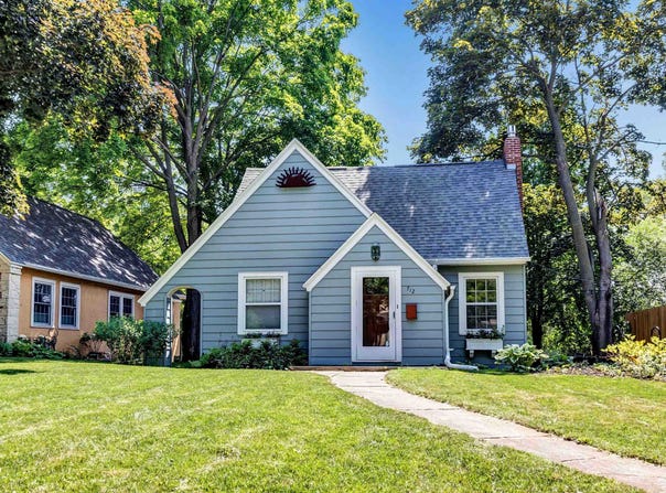 712 ALLOUEZ Terrace, GREEN BAY, WI 54301