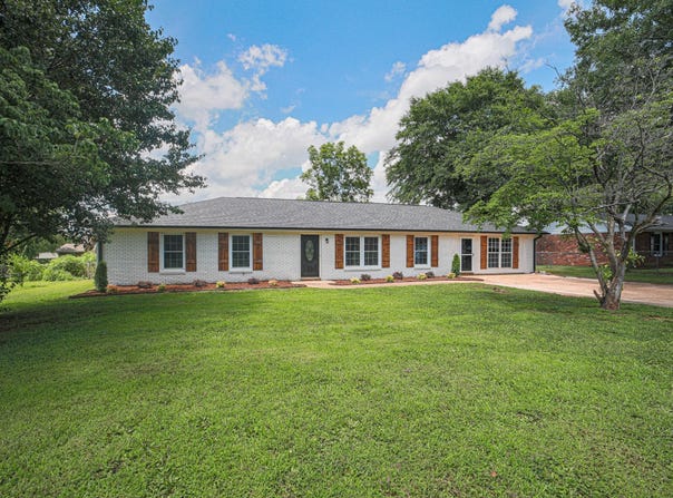 1011 Hemlock St, Tuscumbia, AL 35674