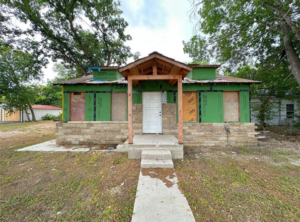 818 Plum St, Lockhart, TX 78644