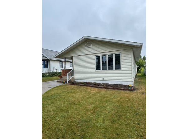 507 8th St NE, Devils Lake, ND 58301