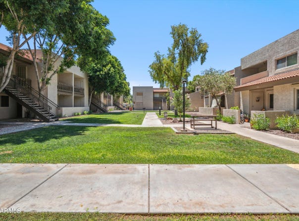 520 N STAPLEY Drive, Mesa, AZ 85203