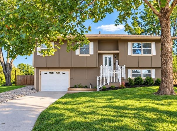 1113 W 3rd Circle, Edgerton, KS 66021