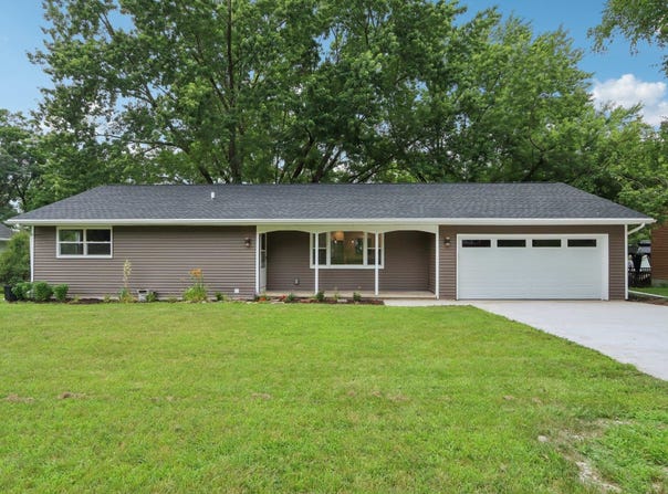 214 Pauquette Drive, Poynette, WI 53955