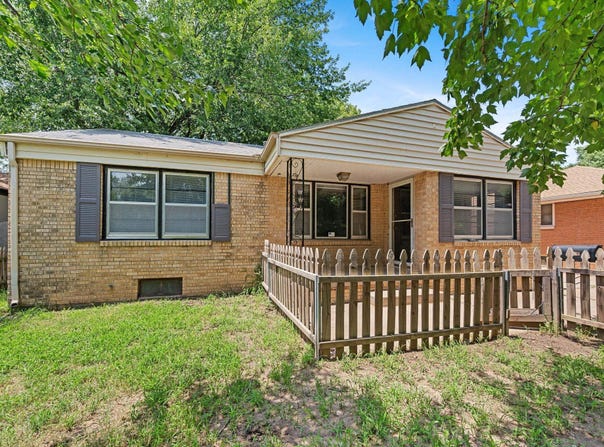 1651 N Ferrell Dr, Wichita, KS 67203-2717