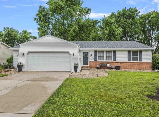 621 DEERFIELD Road, Chatham, IL 62629