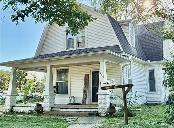 700 West Street, Sweet Springs, MO 65351