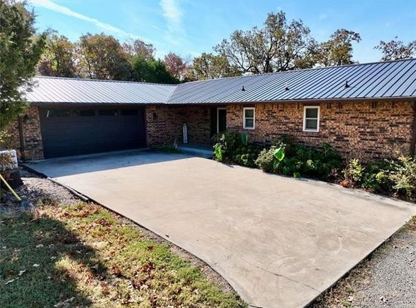 1082 Gaines Creek Loop, Eufaula, OK 74432