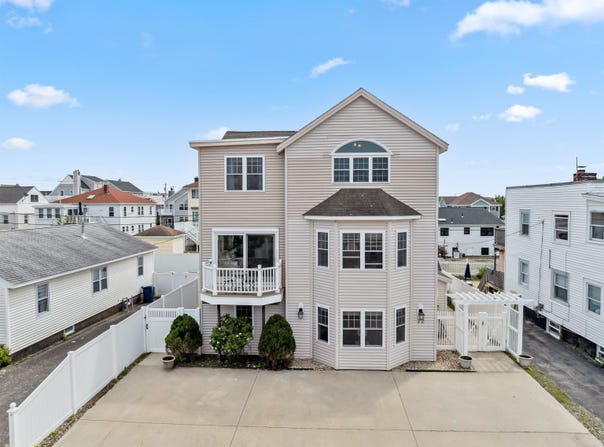 72 Plymouth Street, Hampton, NH 03842