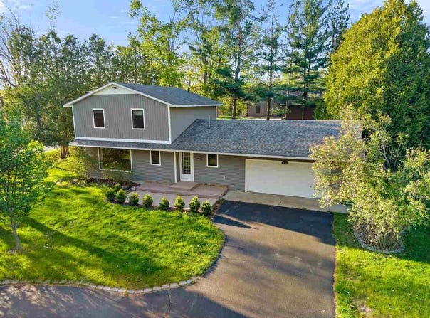 540 W SUMMIT, HARBOR SPRINGS, MI 49740