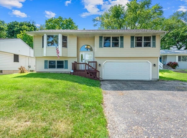 5215 N Lake Street, McHenry, IL 60050