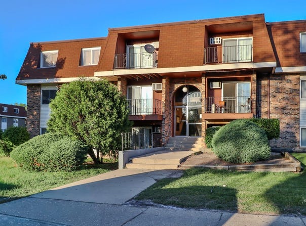 1085 Valley Lane, Hoffman Estates, IL 60169