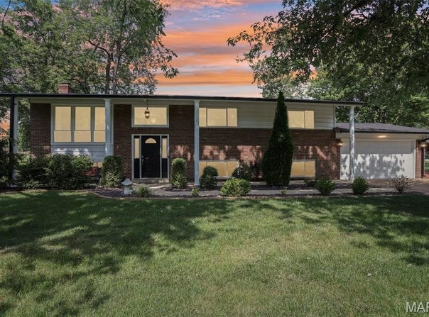 10637 Roxanna Drive, St Louis, MO 63128