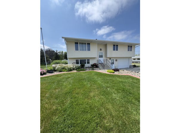 909 Roosevelt St, Winner, SD 57580