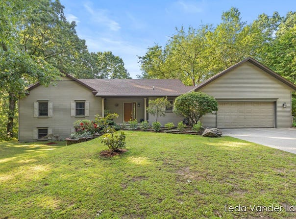 9520 Hidden Bluff Drive NE, Rockford, MI 49341