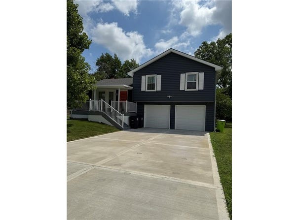 16111 Richmond Avenue W, Belton, MO 64012