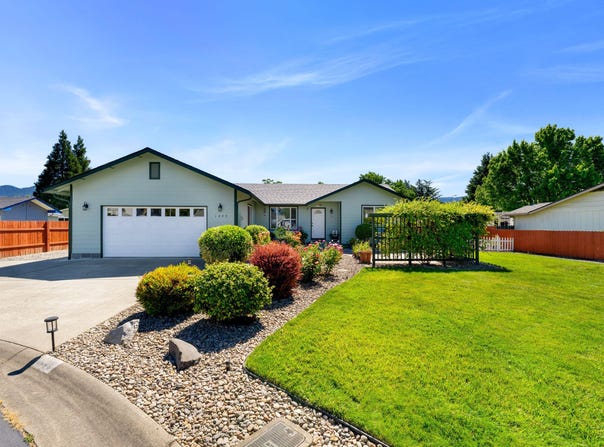 1445 SW Silver Maple Way, Grants Pass, OR 97526