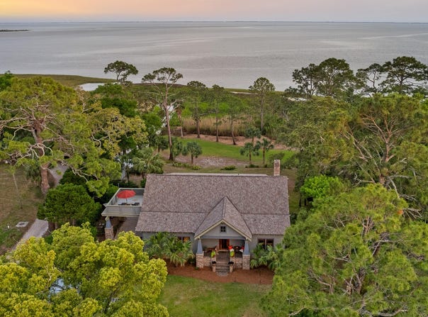 25 17th Street, Apalachiacola, FL 32320