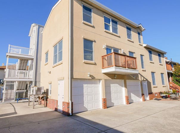 10 N Adams Ave, Margate, NJ 08402