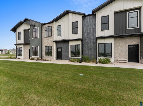 102 N Bryggen Pl, Sioux Falls, SD 57107