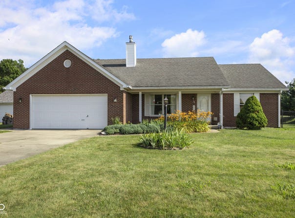 1016 W Creek Ridge Drive, Fountaintown, IN 46130