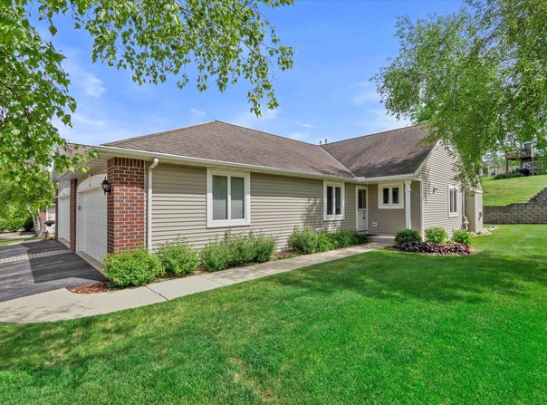 951 Algoma Dr, Port Washington, WI 53074