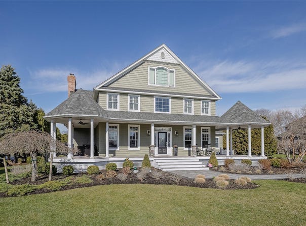 37 Hampton Drive, Center Moriches, NY 11934