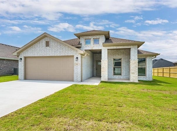 921  E Sugar Loaf  ST, Prairie Grove, AR 72753