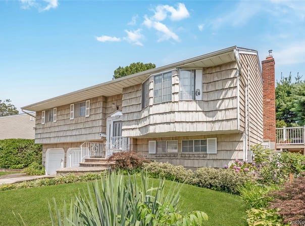 1643 Fairfax Avenue, West Islip, NY 11795