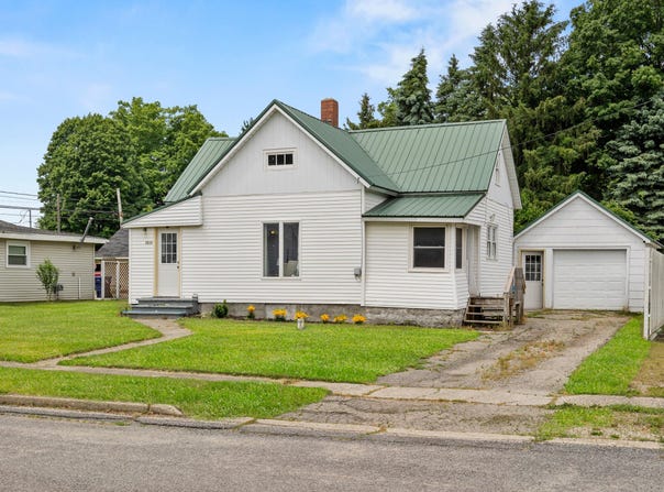2029 Ridge Street, McBride, MI 48852