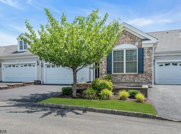 53 Cobble St, Clifton City, NJ 07013-2224