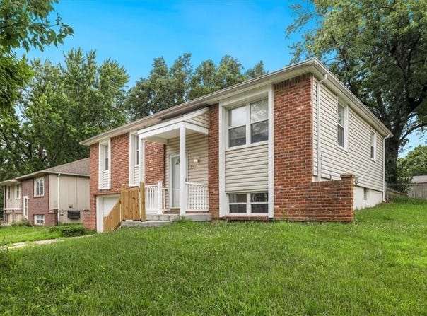 2317 NW Kensington Court, Blue Springs, MO 64015