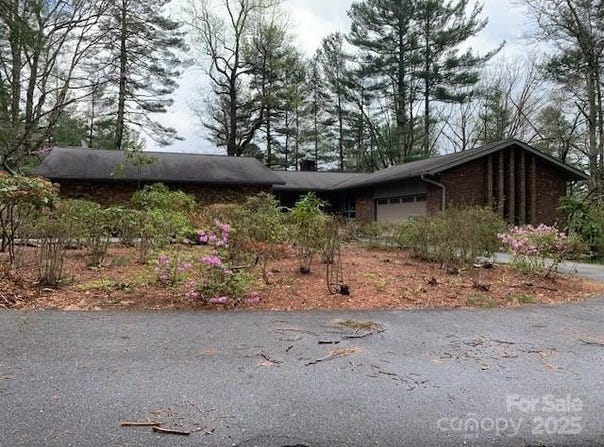 101 LAKEMONT Drive, Flat Rock, NC 28731