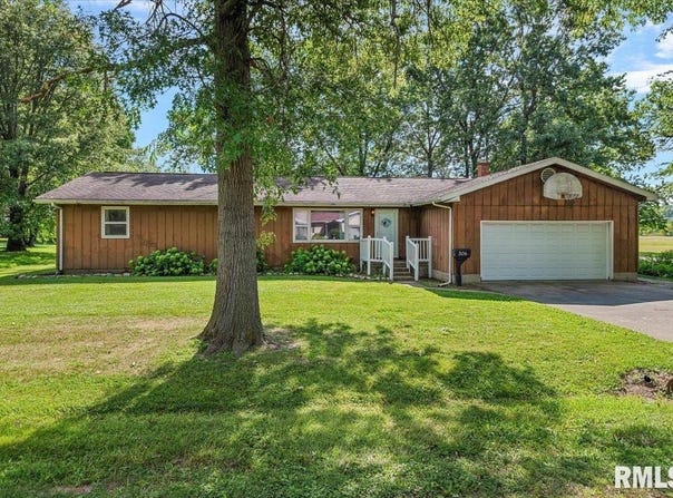 306 CHESTNUT Street, Nokomis, IL 62075